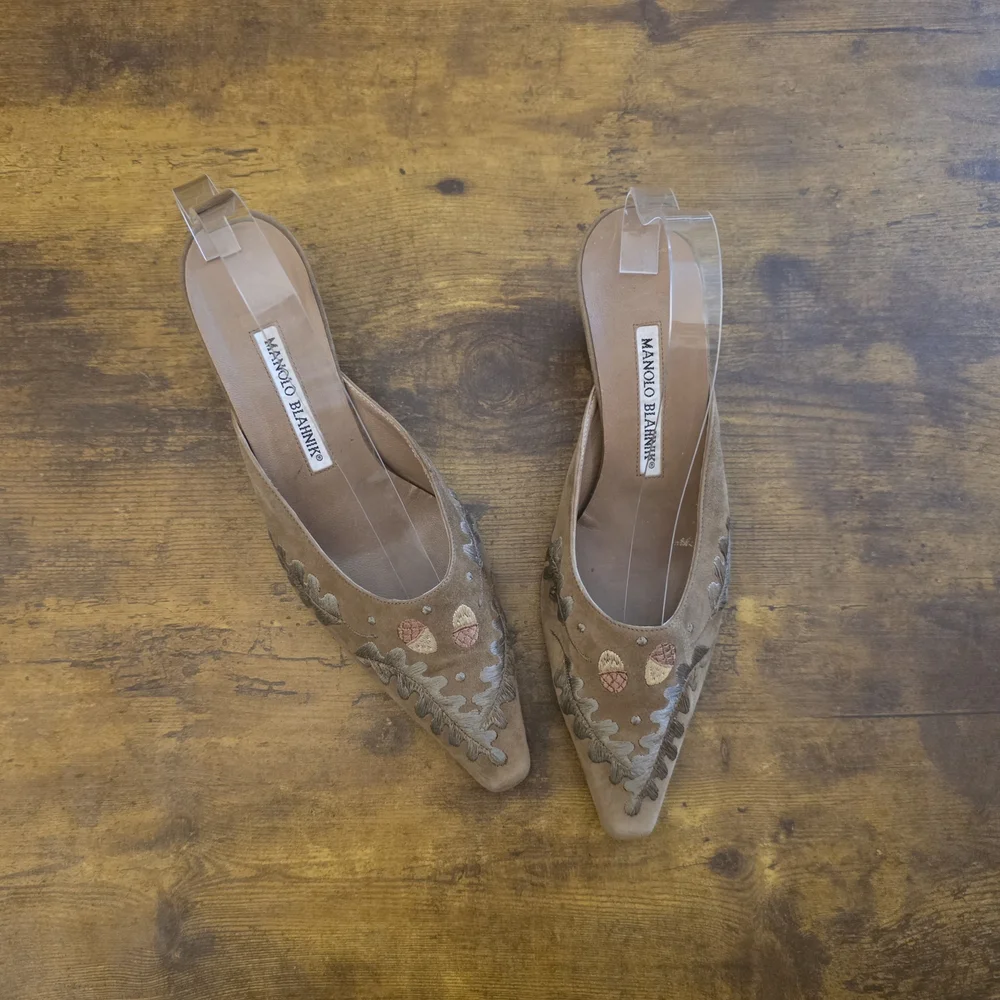 Manolo Blahnik Tan Brown Acorn Embroidered Heels - Picture 3 of 15